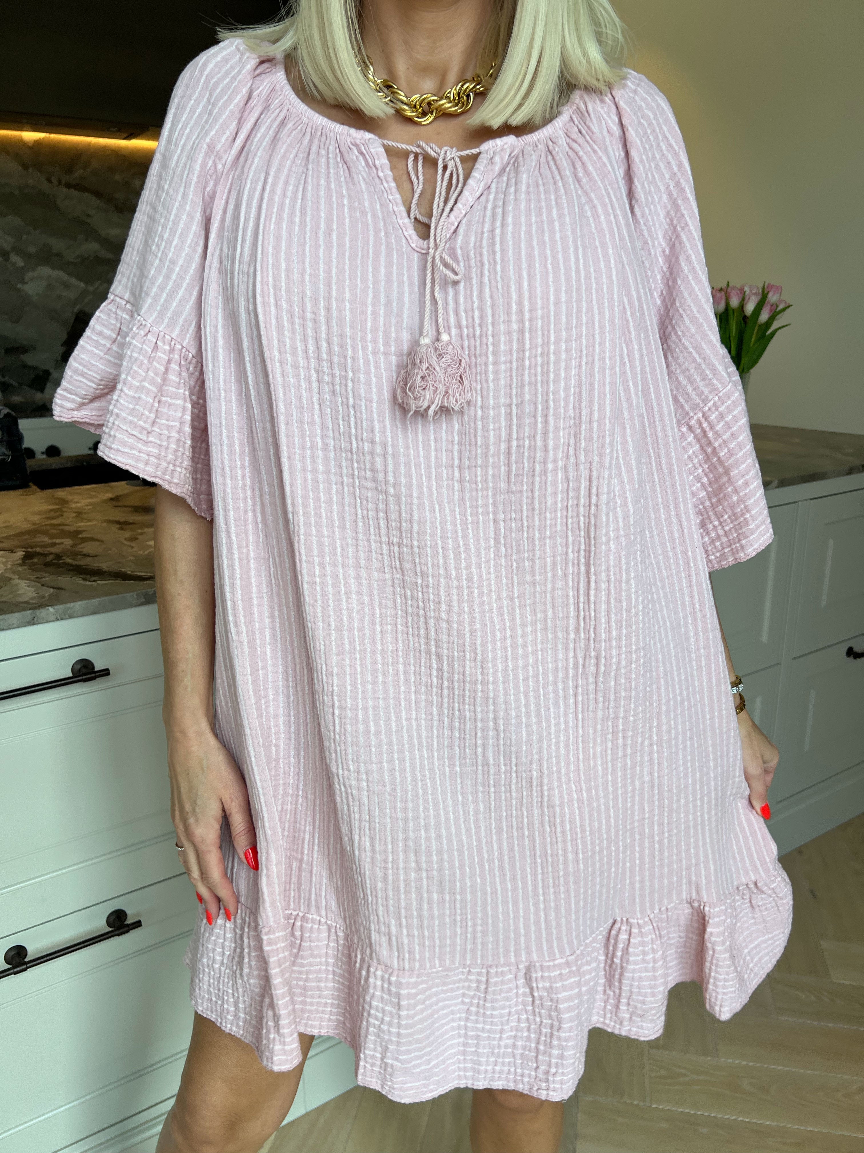 Olly - Blød stribet bomuldskjole med flæsekanter